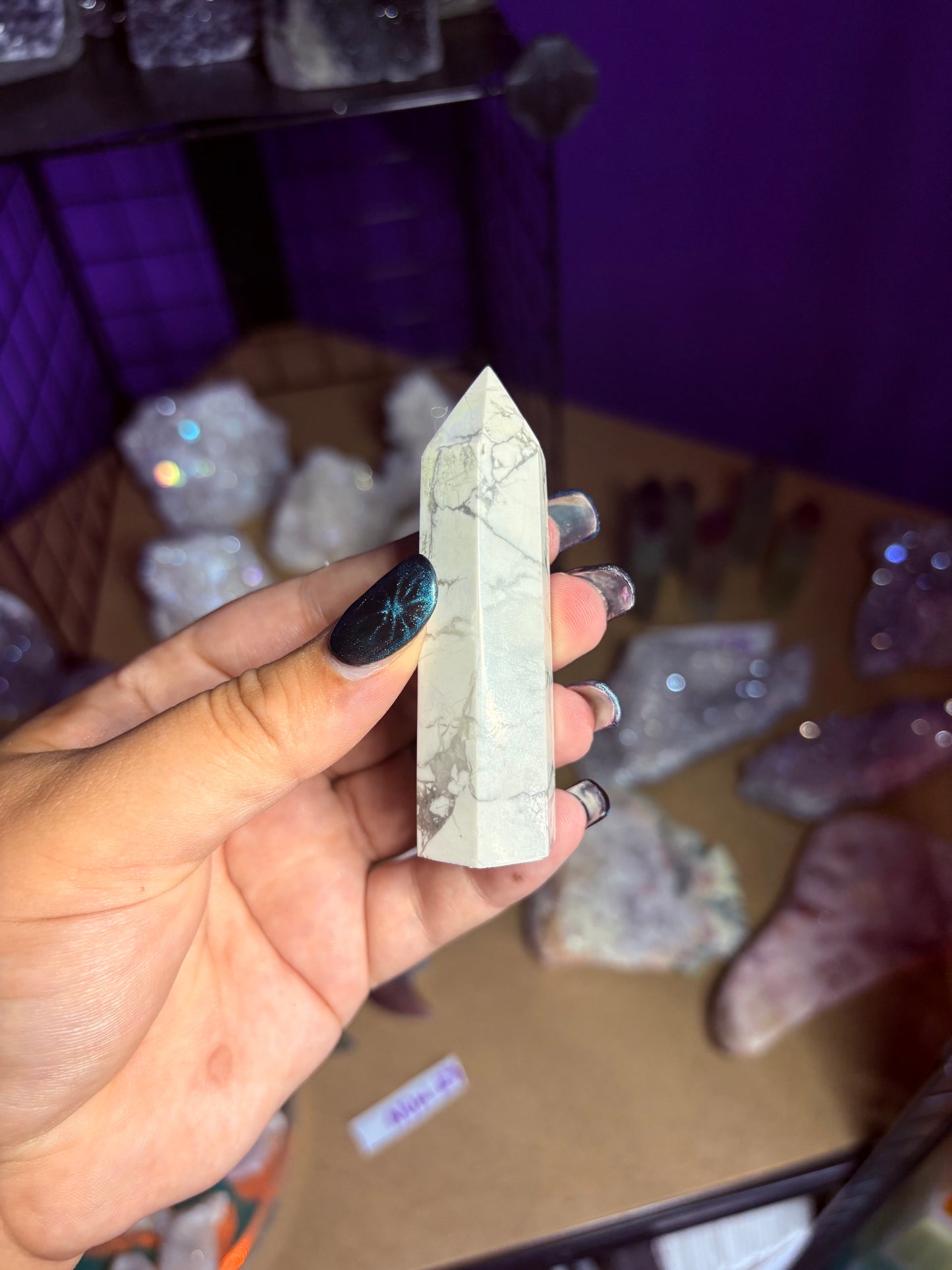 Howlite point