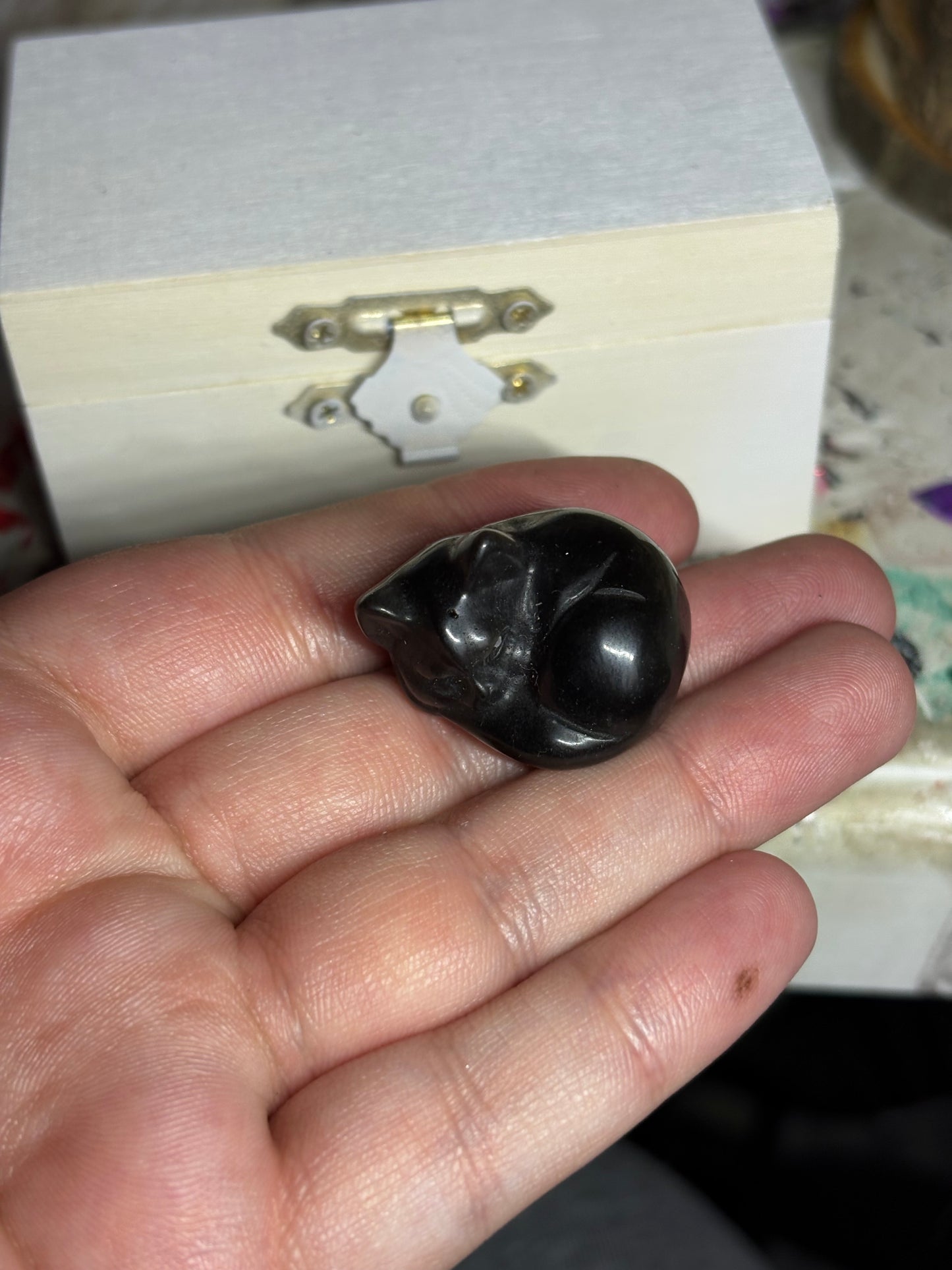 Sheen Obsidian cat carving